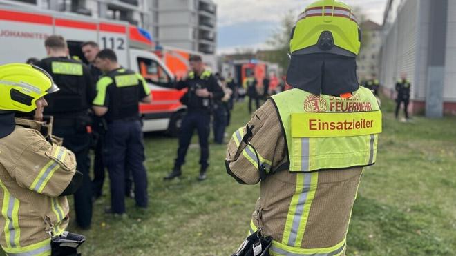Verletzte nach Streit:  Nach einem Boxkampf ist in Prenzlauer Berg ein Streit eskaliert. Die Feuerwehr versorgt mehrere Verletzte. (Handout)