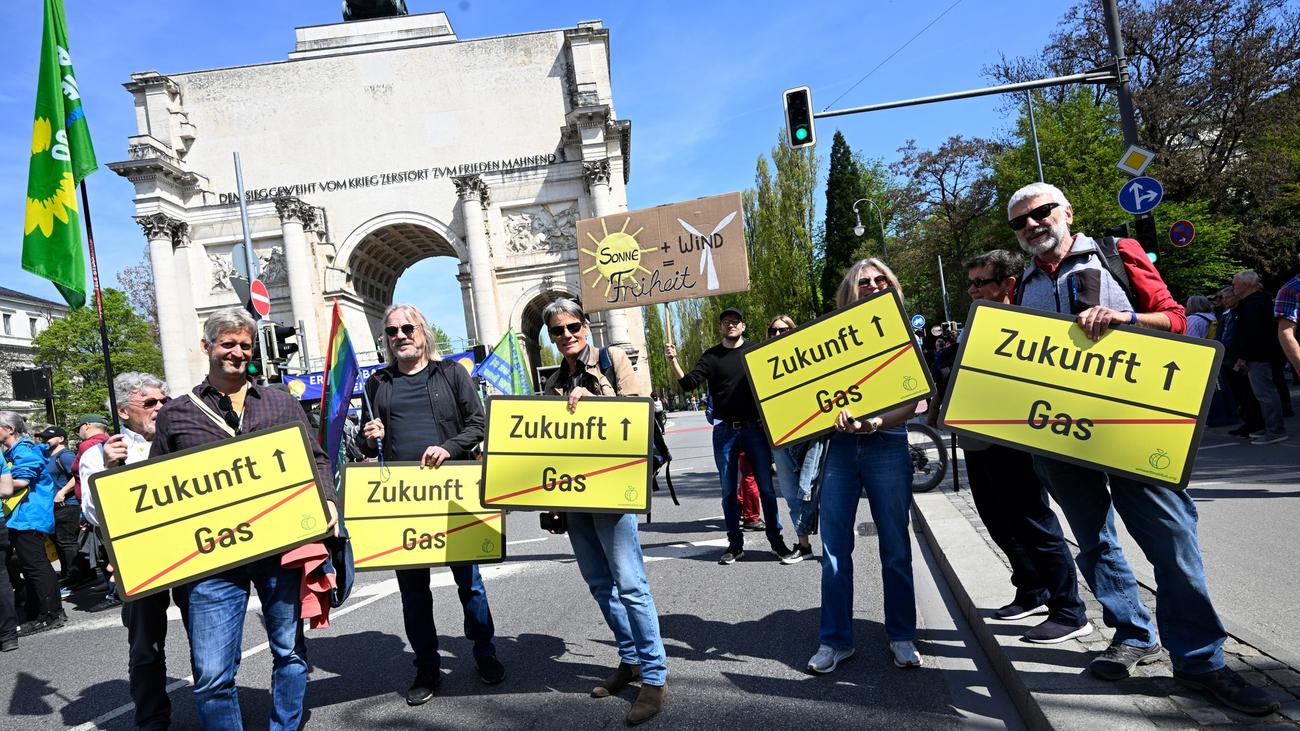 Willensbildung auf den Straßen: Fünfstellige Teilnehmerzahl bei mehreren Demos in München