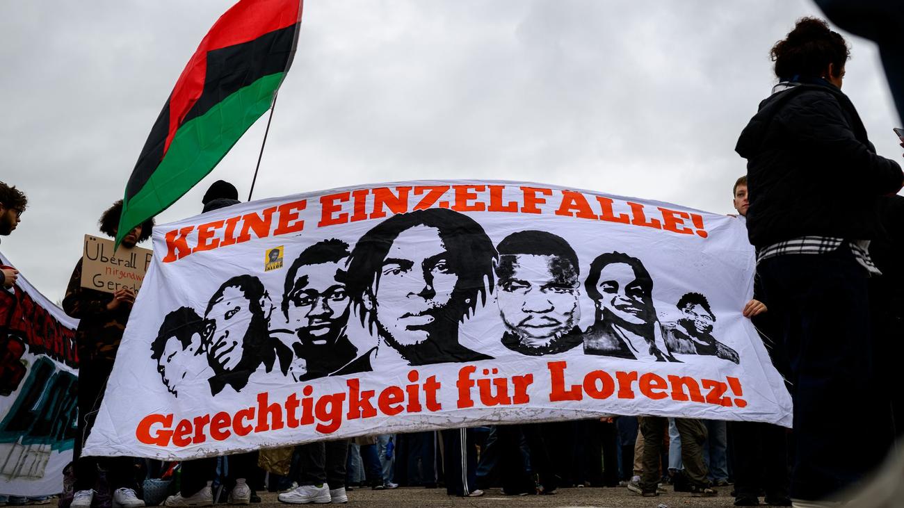 Tödliche Polizeischüsse: Hunderte erinnern bei Demonstration an getöteten Lorenz
