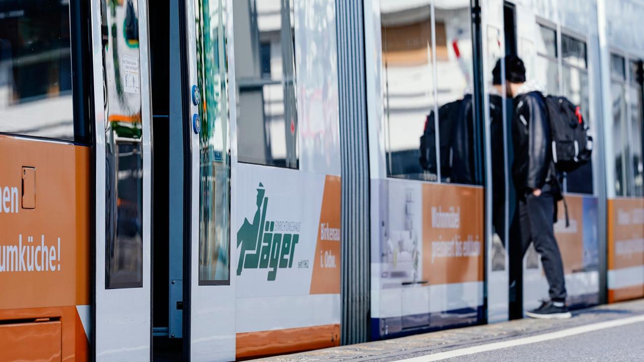 Platzwunde am Kopf: Jugendgruppe schlägt Mann in Heidelberger Straßenbahn nieder