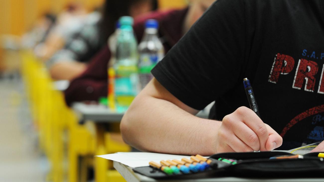 Schulen: Tausende Jugendliche starten in Abi- und P10-Prüfungen