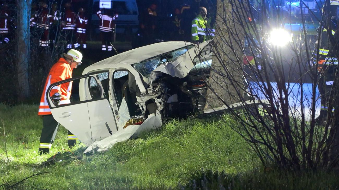 Auto prallt gegen Baum: 18-Jähriger stirbt bei Unfall - vier weitere Verletzte