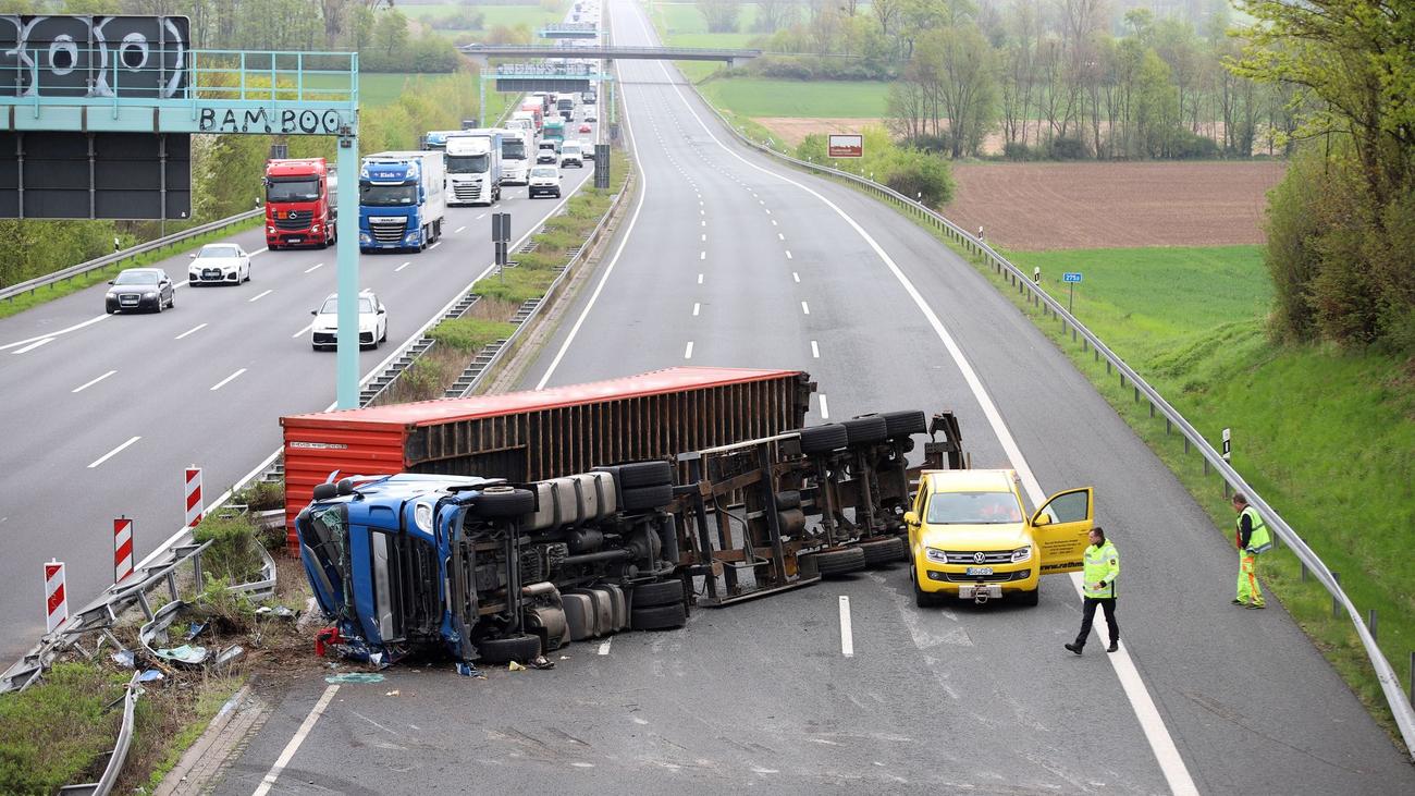 Langer Stau: A7 nach Lkw-Unfall Richtung Norden gesperrt