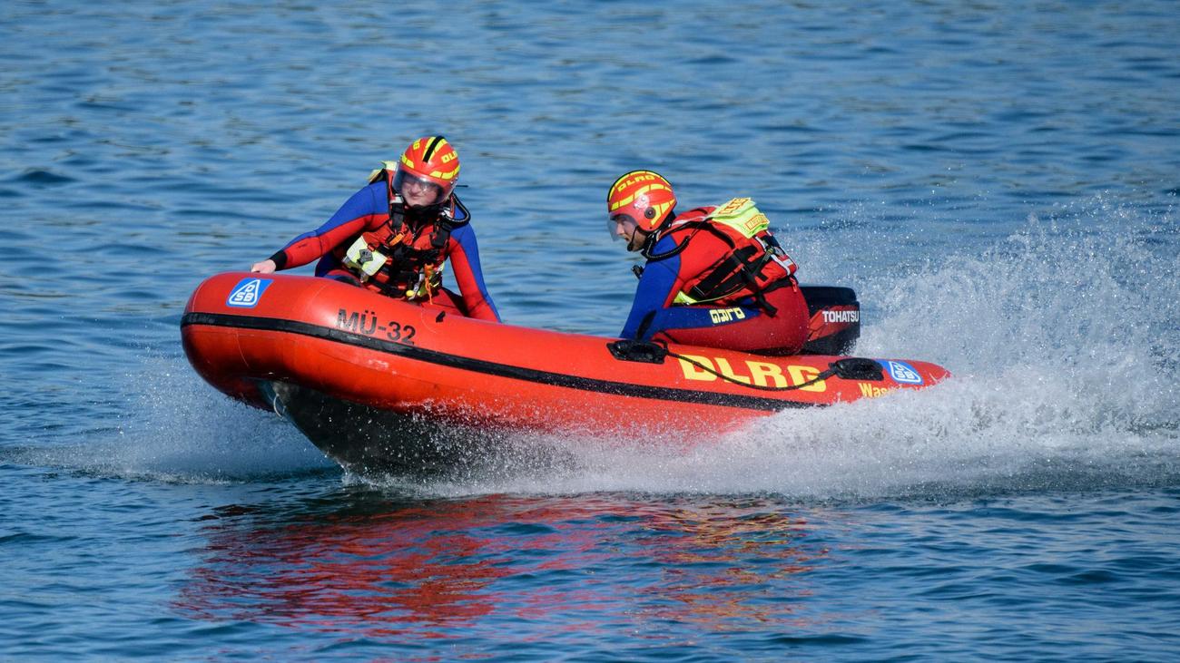 Warnsignale ignoriert: Bei Starkwind-Warnung - Segler kentert auf Chiemsee