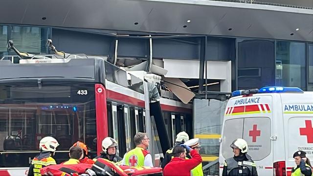 Bild: Busunfall: Bus kracht in Supermarkt in Salzburg - eine Person tot