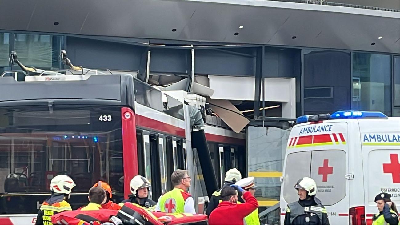 Busunfall: Bus kracht in Supermarkt in Salzburg - eine Person tot