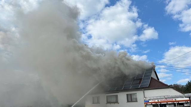 Brandursache unklar: Dachstuhl in Flammen - pflegebedürftiger Bewohner verletzt