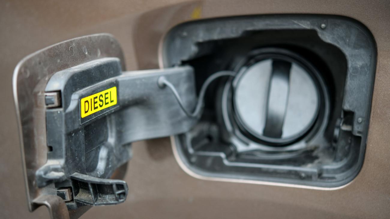 Sprit geklaut: Diebstahl: 500 Liter Diesel aus Lastwagen abgezapft