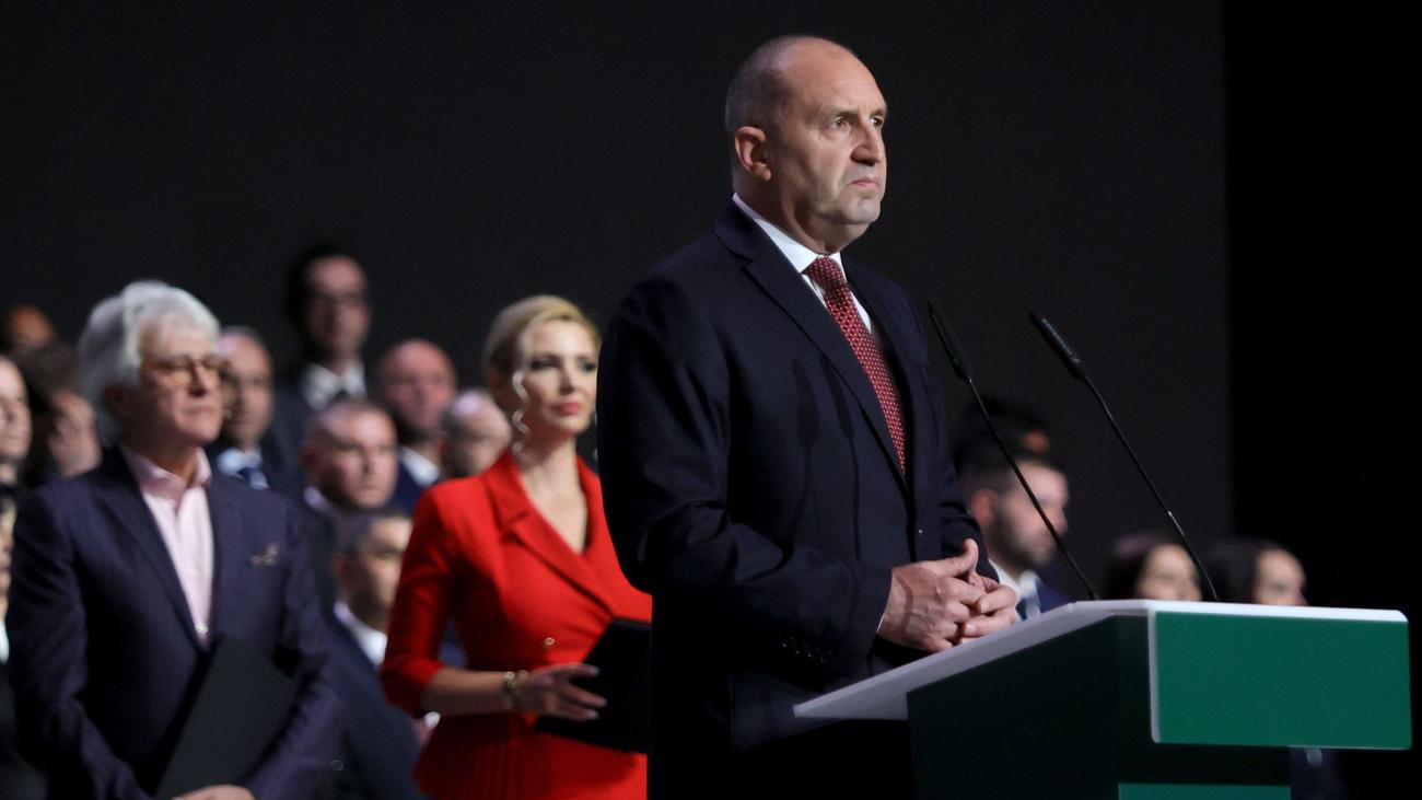 Neuwahl in Bulgarien: Hochrechnungen: Ex-Staatschef Radew in Bulgarien klar vorn