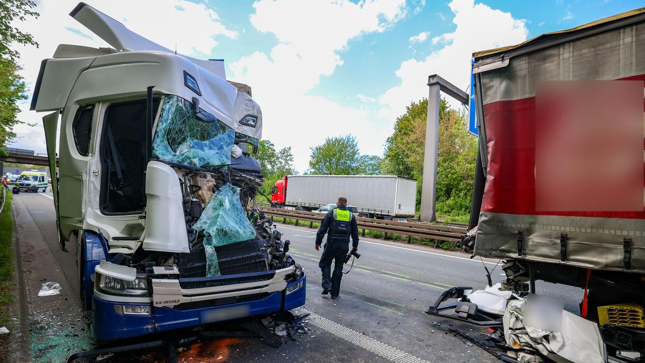 Unfälle: Lastwagenunfall auf A59 – Sperrung Richtung Dinslaken