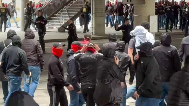 Gewalt unter Fußballfans: Polizei: Rund 1.000 Fans bei Schlägerei vor Bayern-Stuttgart