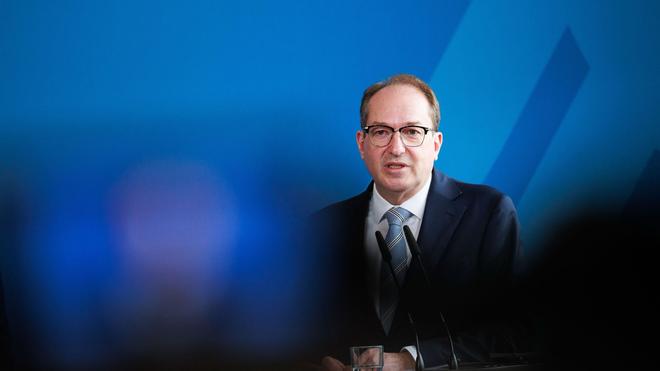  Bundesinnenminister Alexander Dobrindt (CSU) sagt, für Minister und den Bundeskanzler werde es keine Erhöhung geben.