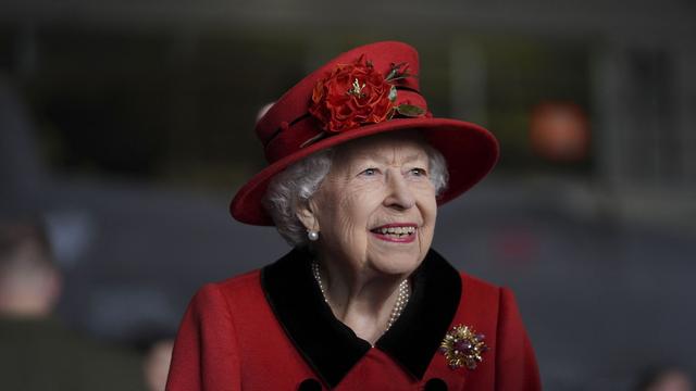 Kunst: Zum 100. der Queen - Warhol-Gemälde versteigert