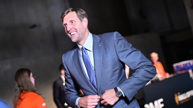 Fotografie: Dirk Nowitzki, ehemaliger Basketballspieler, schließt sein Jacket vor Beginn der Auslosung für die FIBA-Basketball-Weltmeisterschaft der Frauen 2026 in Berlin.