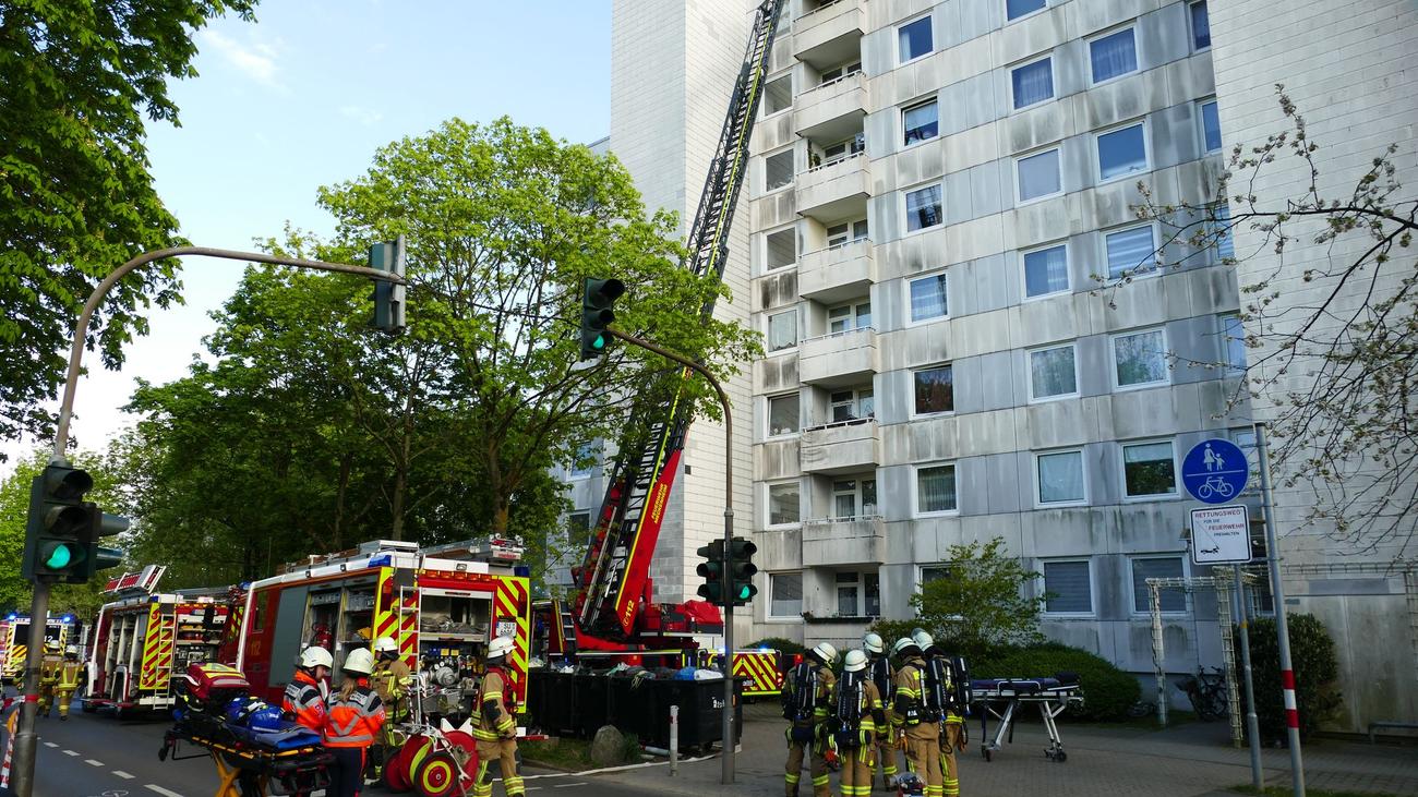 Notfälle: Brand in Hochhaus - 20 Personen in Klinik gebracht