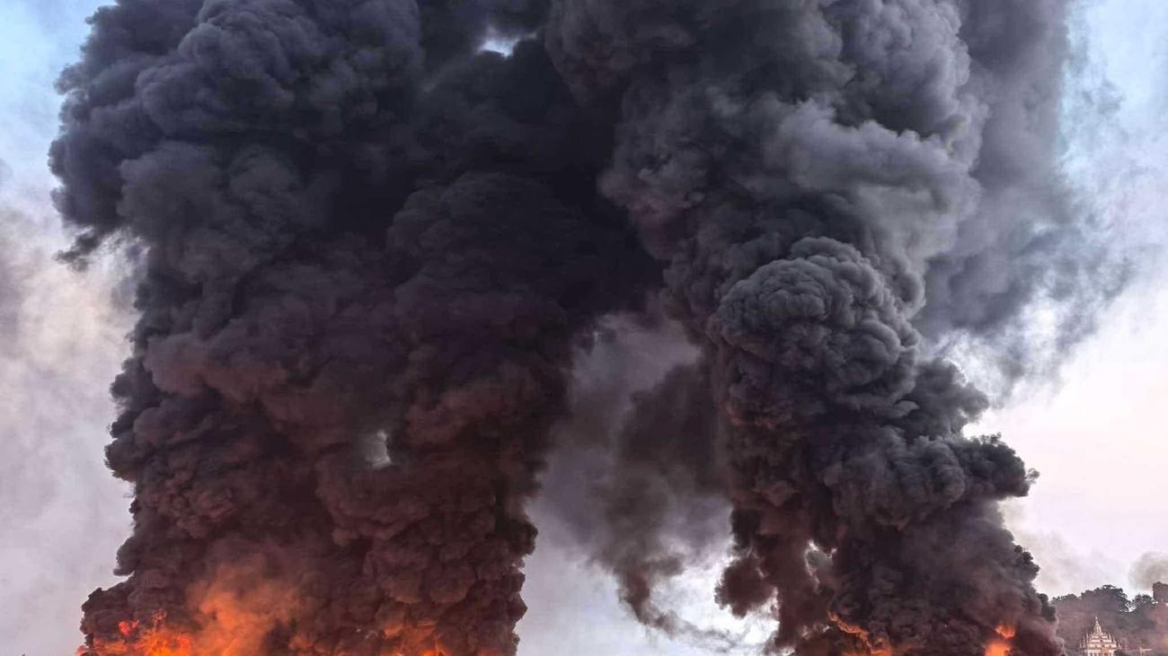 Mindestens zwei Tote: Großbrand in Myanmar: Öltanker setzt Hafen in Flammen
