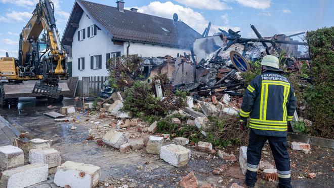 Niederbayern: Einsatzkräfte fanden einen toten Menschen in dem Wohnhaus.