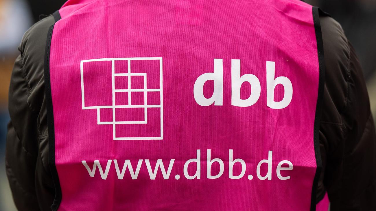 Öffentlicher Dienst: NRW überträgt Tarifergebnis auf Beamte und Richter