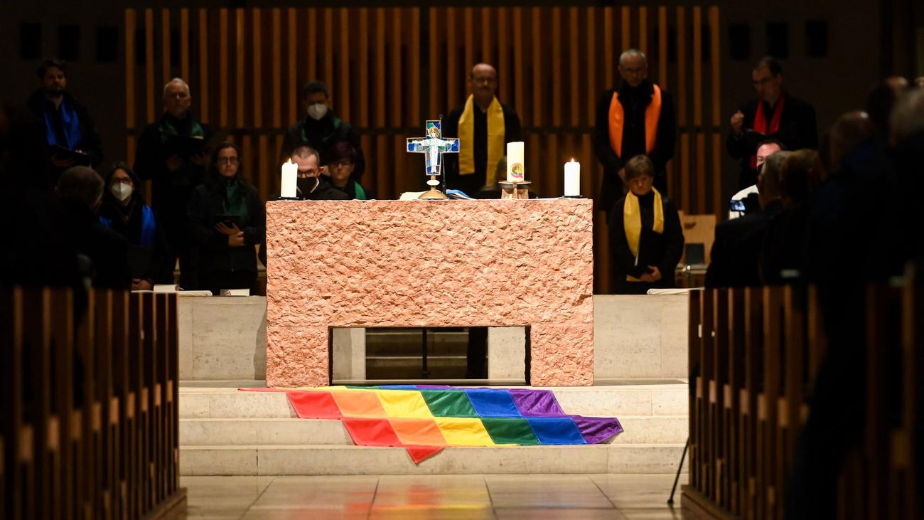 Katholische Kirche: Segnung queerer Paare? Bayern geteilt