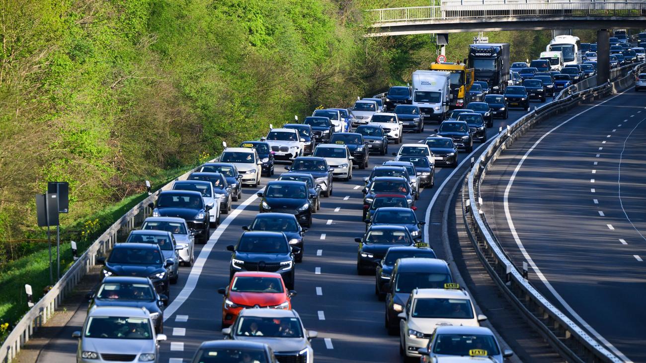 Stau und überfüllte Züge: Warnstreik und Messe erschweren Verkehr in Hannover