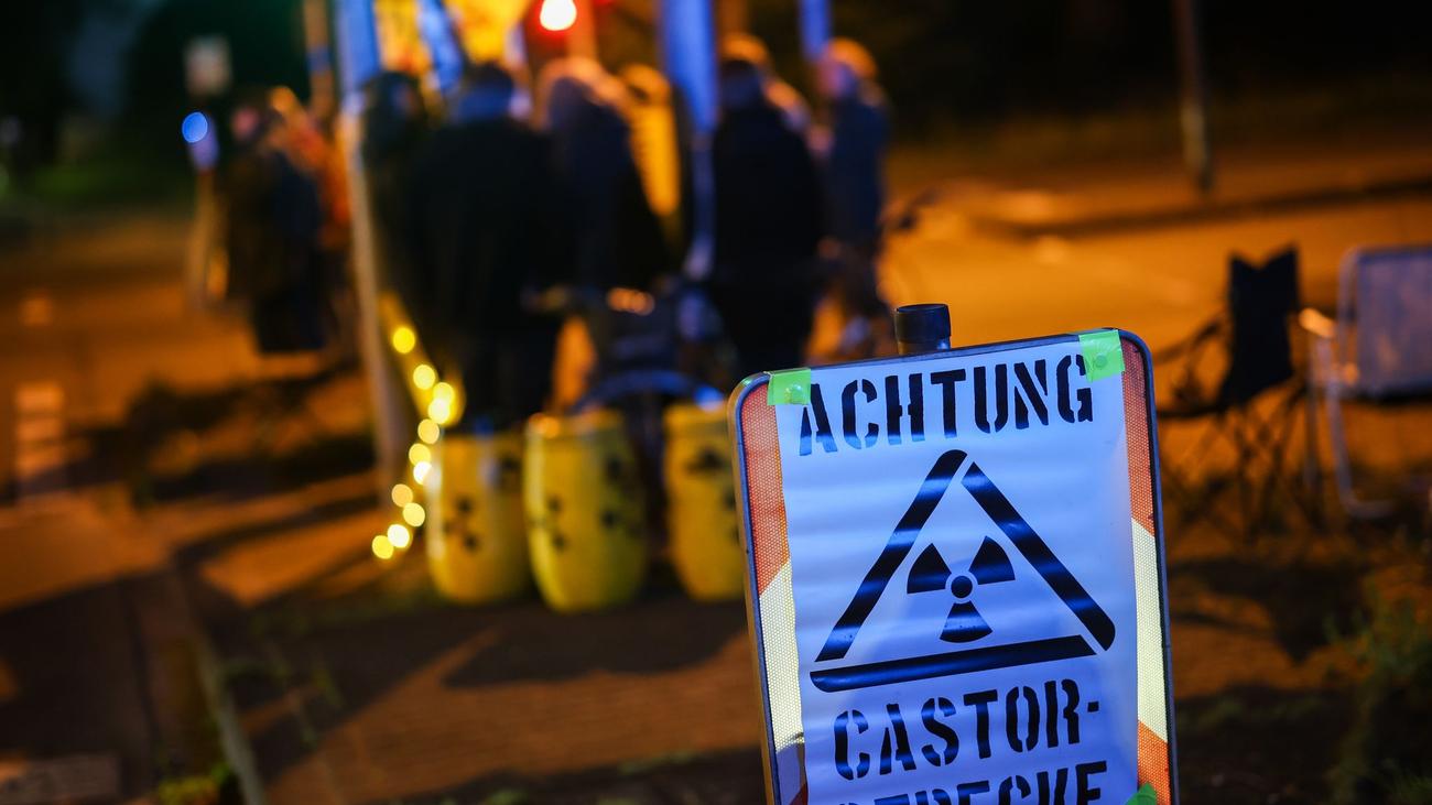 Atommüll-Transport: Zweiter Castor-Transport in Jülich losgefahren