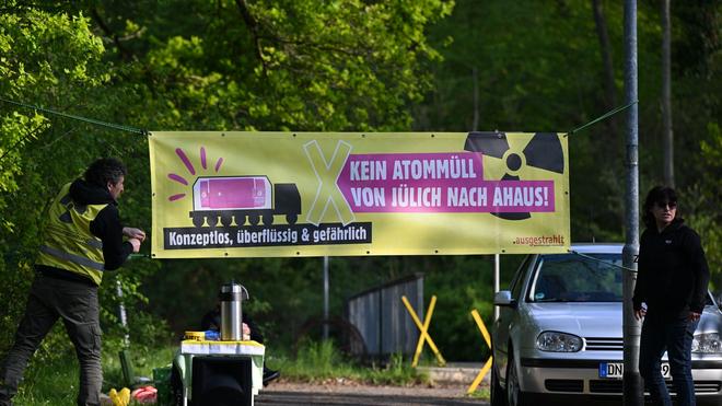  Eine Mahnwache von Atomkraftgegnern in Jülich.