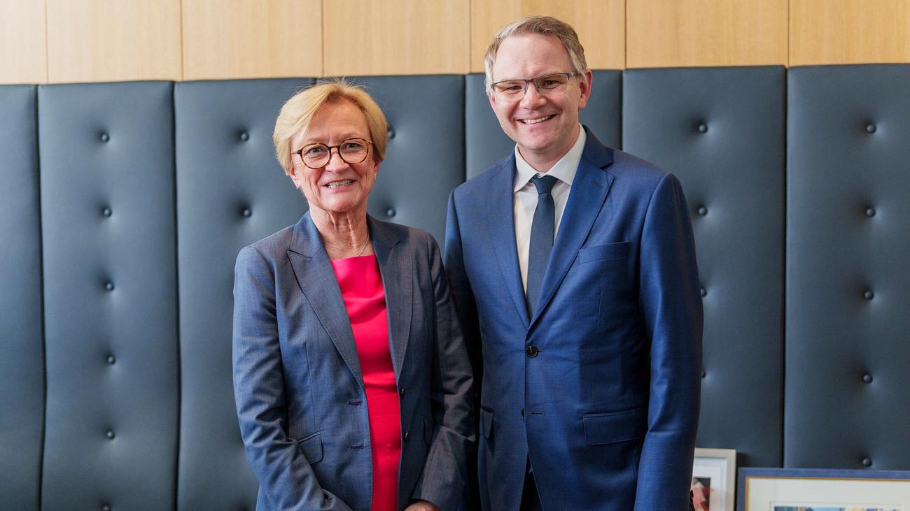 Anlaufstelle bei Problemen: Bindeglied zwischen Gesellschaft und Staat