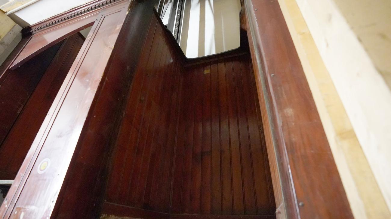 Kontorhaus von 1908: Denkmalgeschützter Paternoster ohne Genehmigung ausgebaut