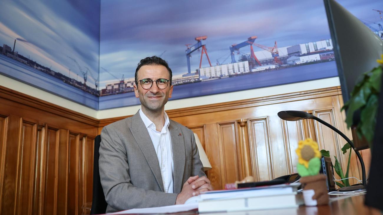 Erster Tag im Amt: Kiels Oberbürgermeister Yilmaz nimmt Amtsgeschäfte auf
