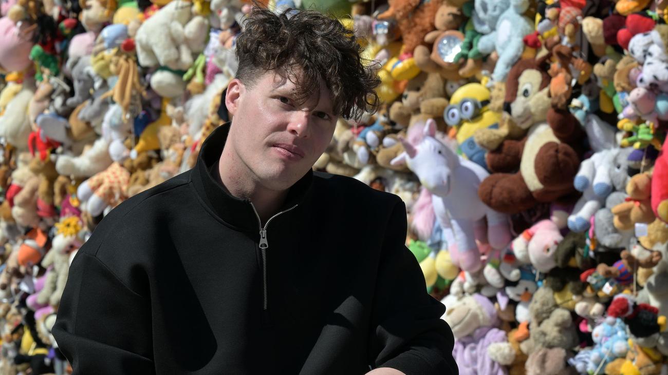 Kuscheltier-Installation: Kuscheltiere für Kinderschutz: »Kleinen eine Stimme geben«