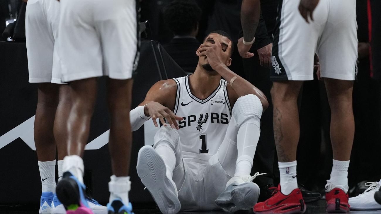 Playoff-Niederlage der Spurs: Mit Gesicht auf Boden geprallt: NBA-Star Wembanyama verletzt