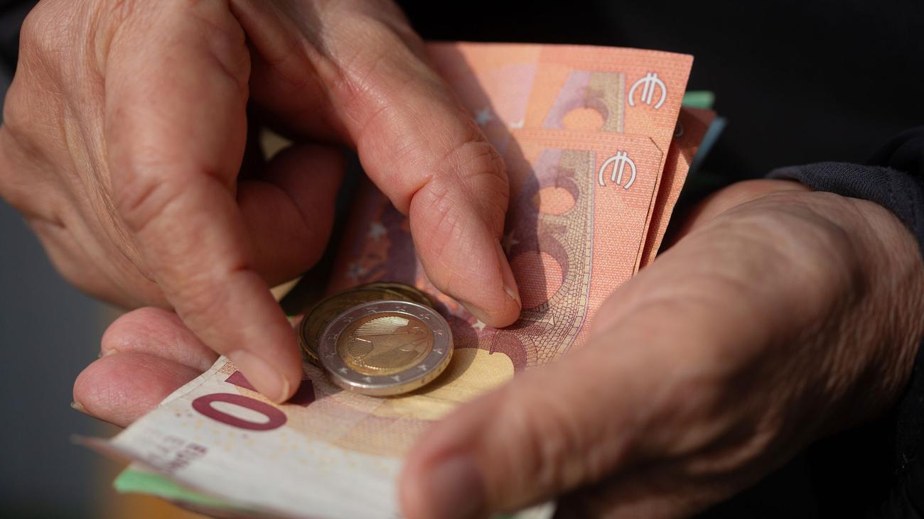 Altersvorsorge: Rentenstreit: Kanzleramtsminister verteidigt Merz