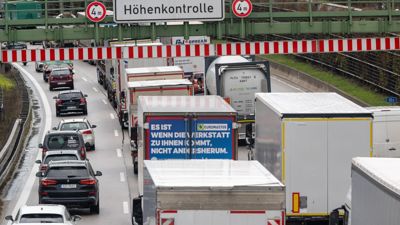 Unfallflucht: Tunnel gesperrt: Fahrer flüchtet nach Schranken-Crash