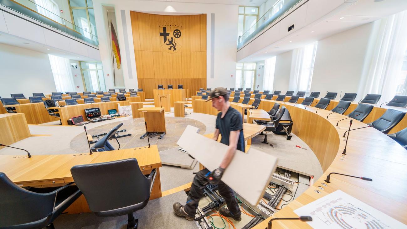 Landtagsbestuhlung: Wie der Landtag für die neue Wahlperiode umgebaut wird