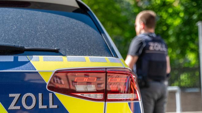 Zoll-Fund: In einem Fernreisebus werden die Zollbeamten fündig. (Symbolbild)