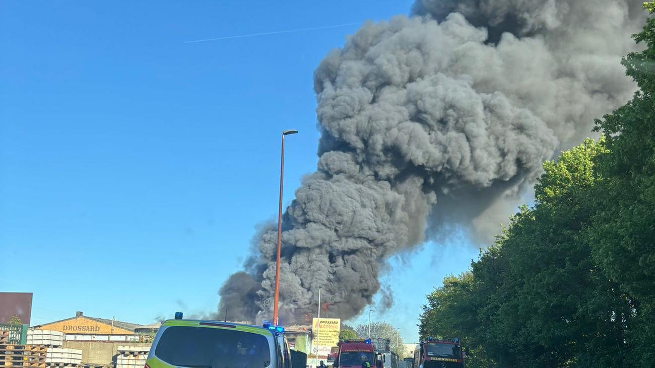 Feuerwehr-Einsatz: Brand auf Schrotthof – Warnung für Anwohner