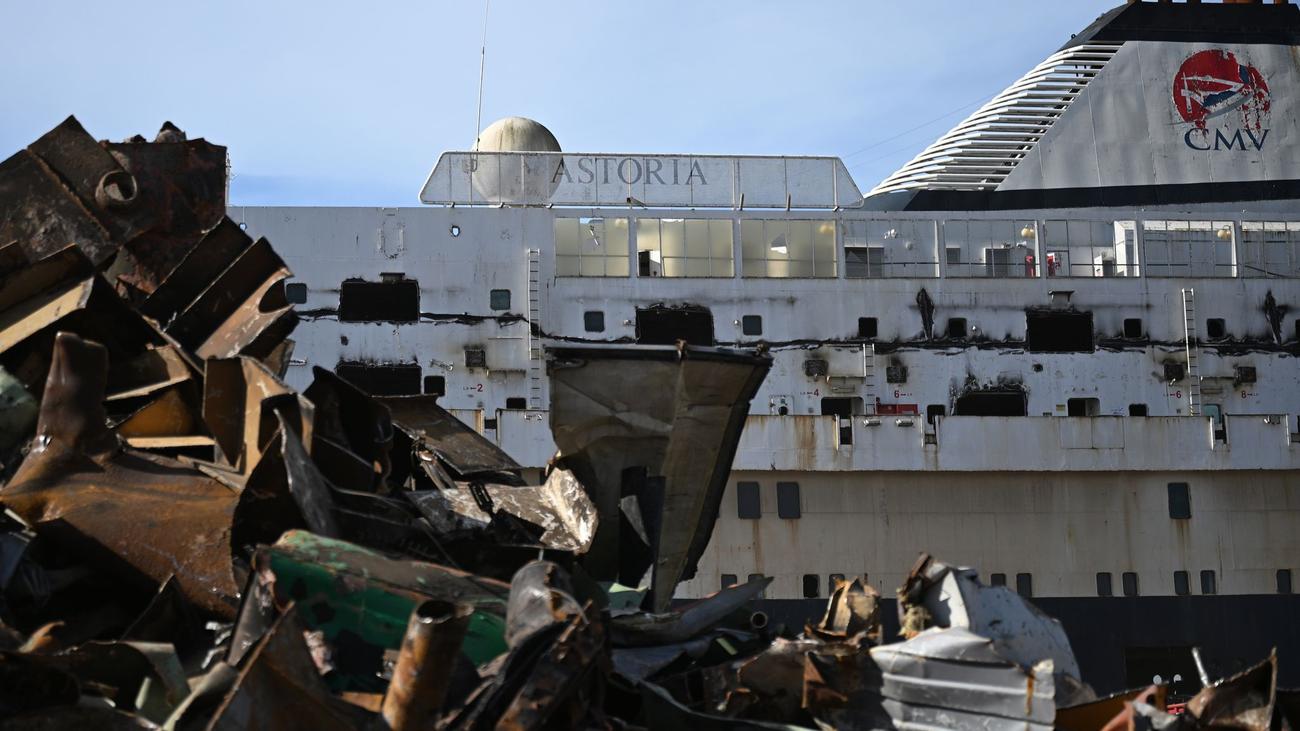 Endstation: Abwrackwerft: »Ein Haufen Schrott«: Ex-DDR-Traumschiff wird zerlegt