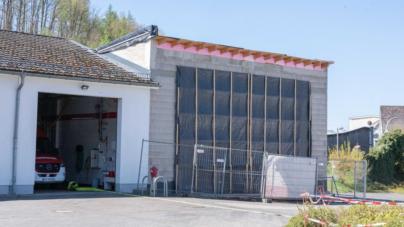 Teurer Fehler: Feuerwehrhaus zu niedrig - Fahrzeuge passen nicht rein