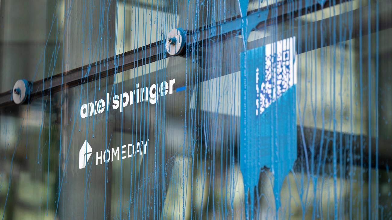 Aktivisten: Gruppe »Neue Generation« verspritzt Farbe am Springer-Haus