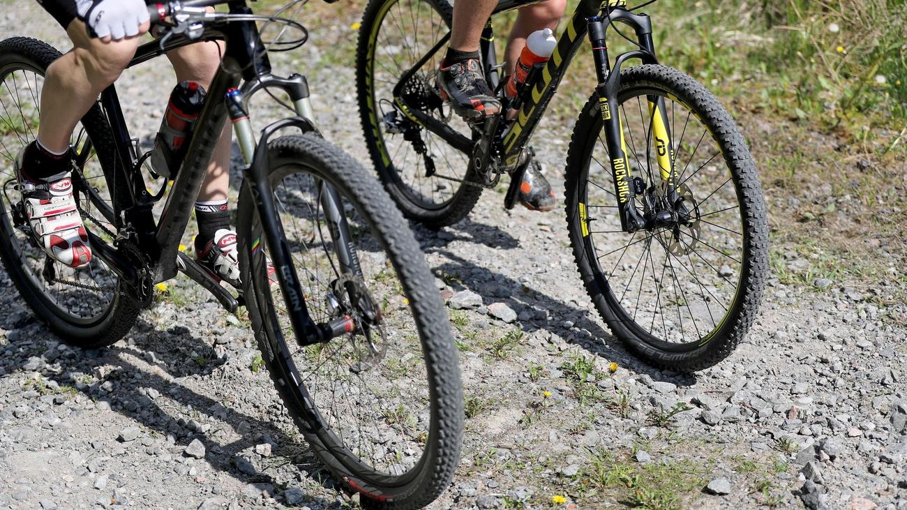 Freizeit: Mountainbiker nach Sprung schwer verletzt