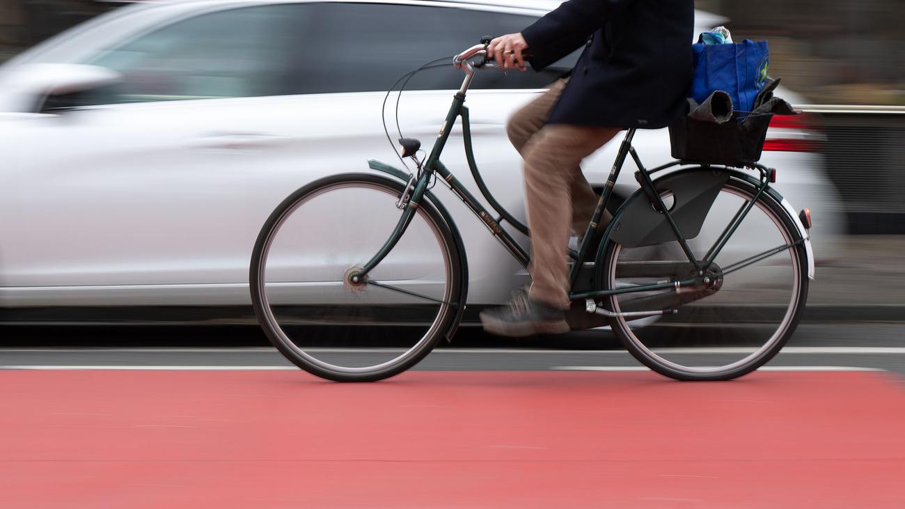 Verkehrsunfall: Nach Zusammenstoß mit Autotür: Fahrradfahrer stirbt