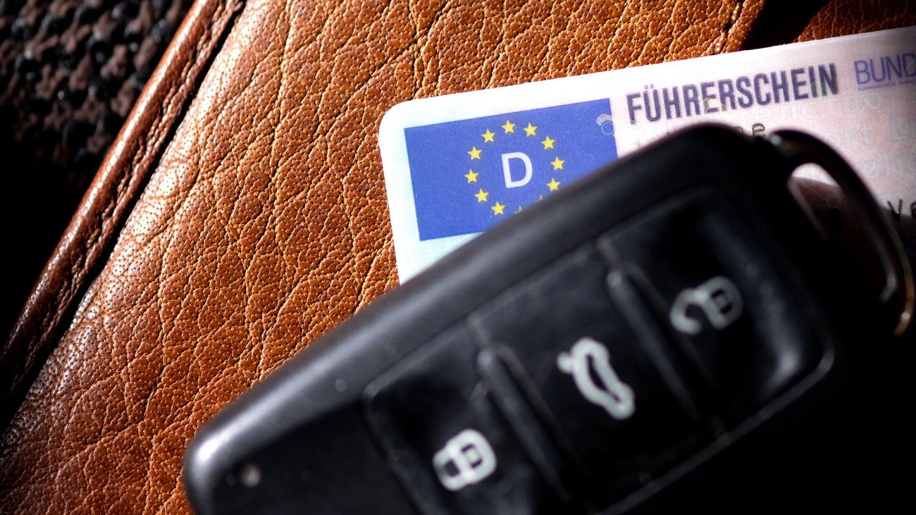 Schlüssel beschlagnahmt: Polizei stoppt zweimal in Folge Autofahrer ohne Führerschein