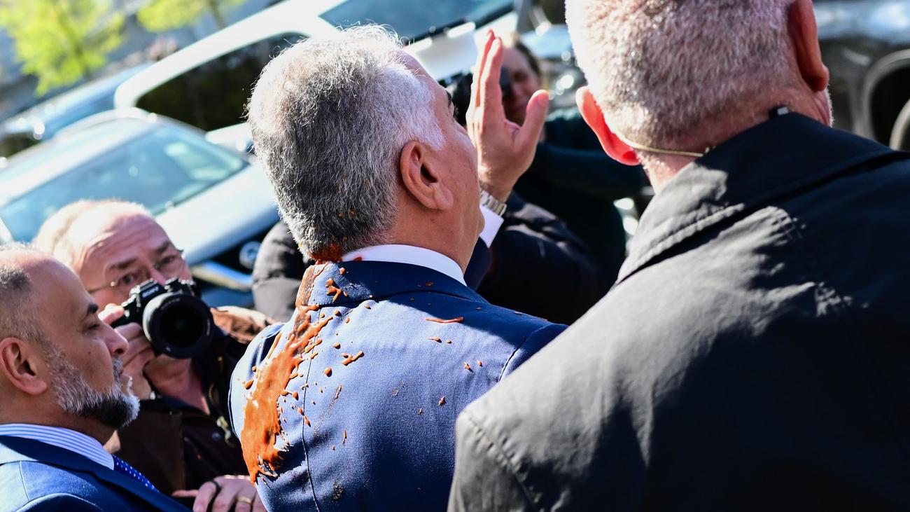 Besuch in Berlin: Schah-Sohn Pahlavi mit Tomate beworfen