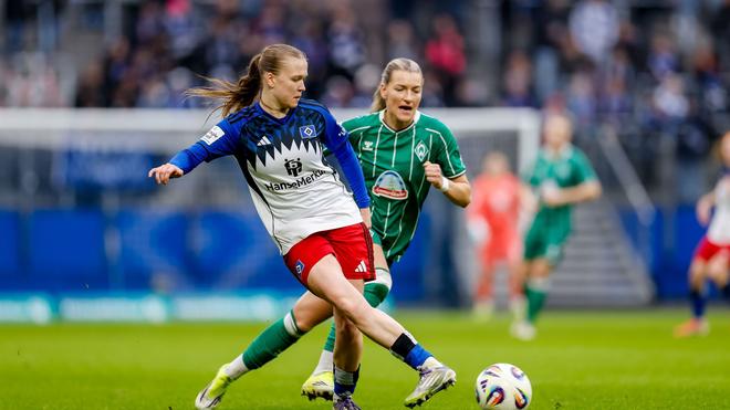 Fußball-Bundesliga der Frauen: Siegtorschützin des HSV: Annaleen Böhler (l).