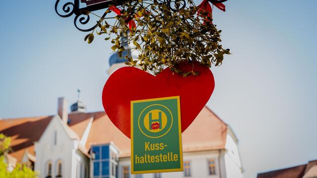 Küssen ausdrücklich erwünscht: Kuss-Stopp: Aktion sorgt für Glücksmomente