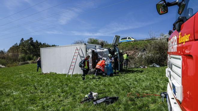 Gammertingen: Der Lastwagen liegt umgekippt auf der Seite in einer Wiese.