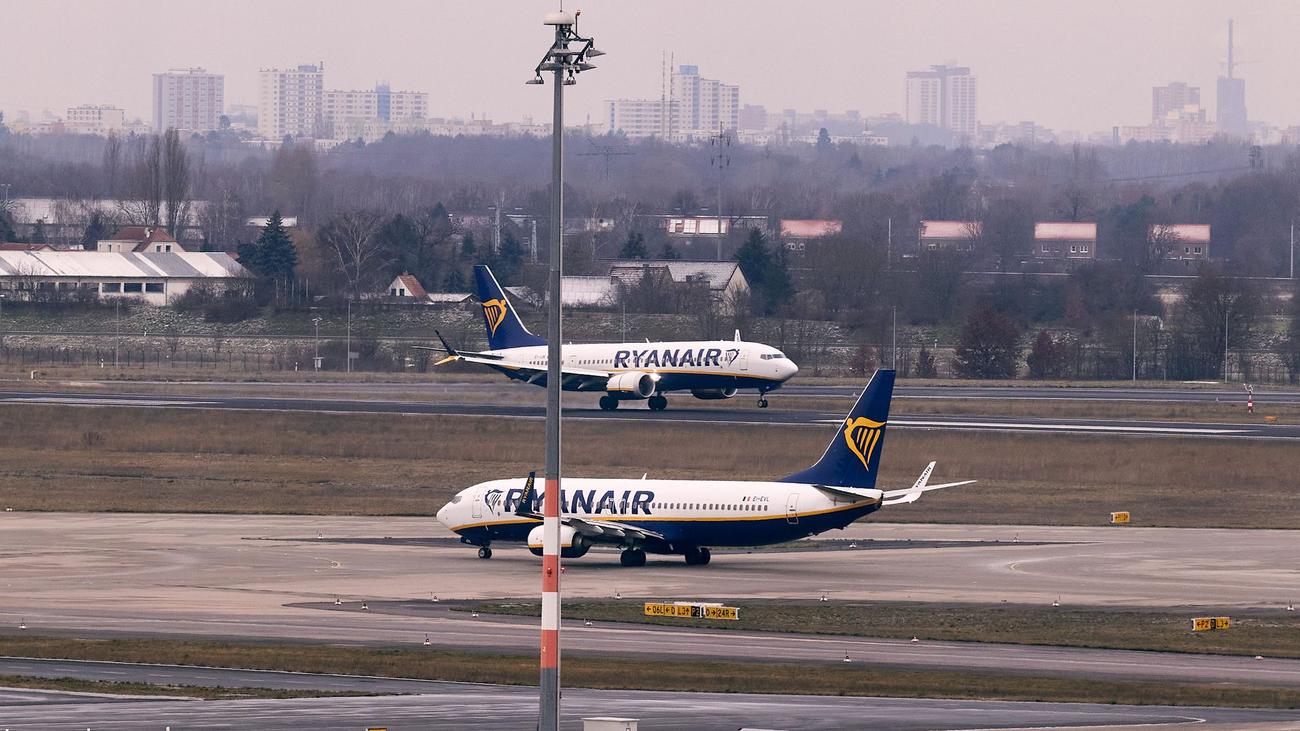 Streit um Gebühren: Ryanair zieht Flugzeuge aus Berlin ab