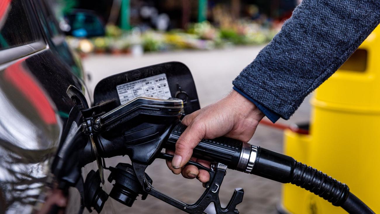 Mobilitätskosten: Spritpreise steigen deutlich - Rekordsprünge am Mittag