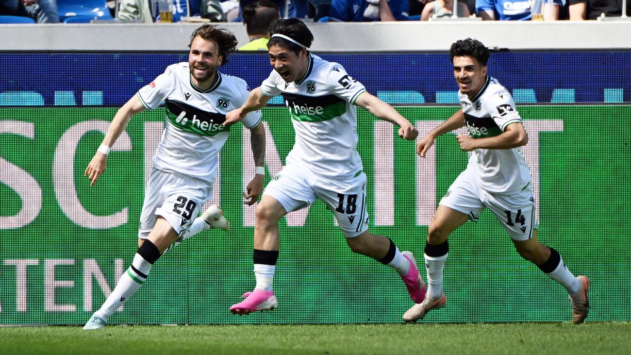 2. Fußball-Bundesliga: 3:1 in Karlsruhe: Hannover legt im Aufstiegsrennen vor