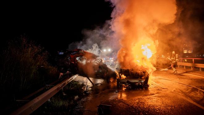 Unfälle: Einsatzkräfte der Feuerwehr löschen die Flammen an der Unfallstelle. (Symbolbild)